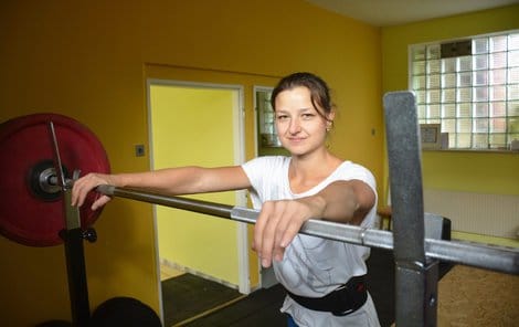Julie Švecová dělala judo. Teď vzpírá, ale také motivuje druhé a možná o tom ani neví.